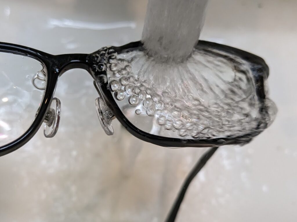 メガネのシャンプー水洗い画像